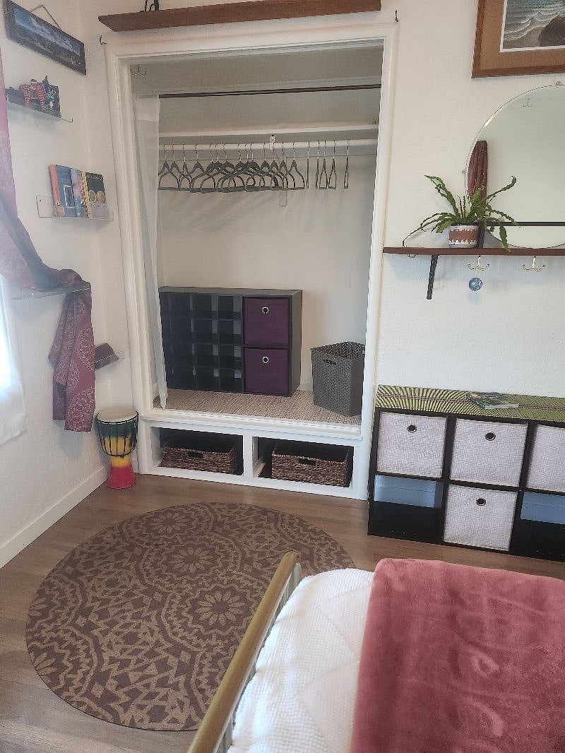 Queen bedroom Closet