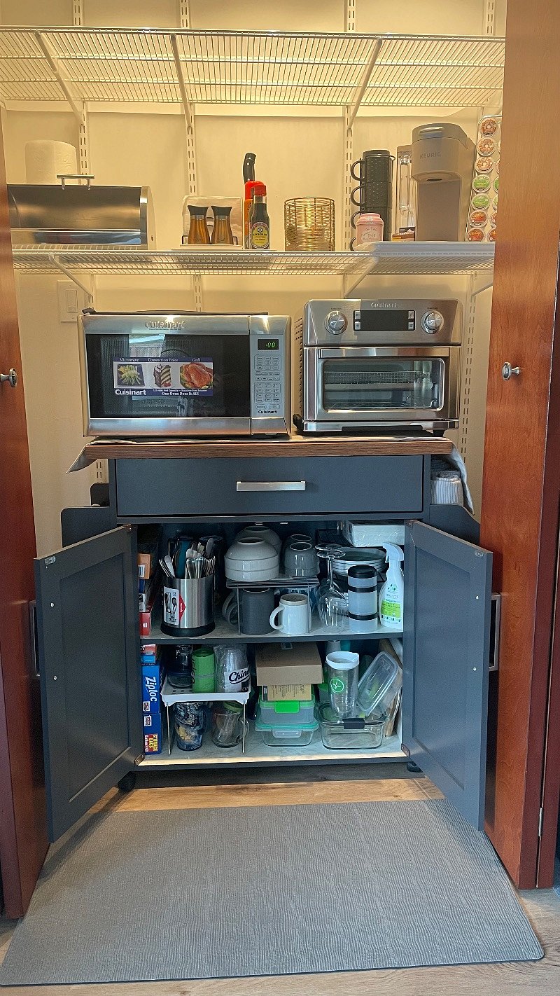 Lots of kitchen supplies included. 
