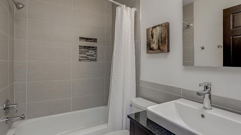 Hall Bath with shower/tub