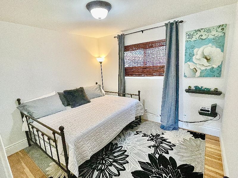 Queen Bed with full pull-out bed and shared bath - $1,500/Mo