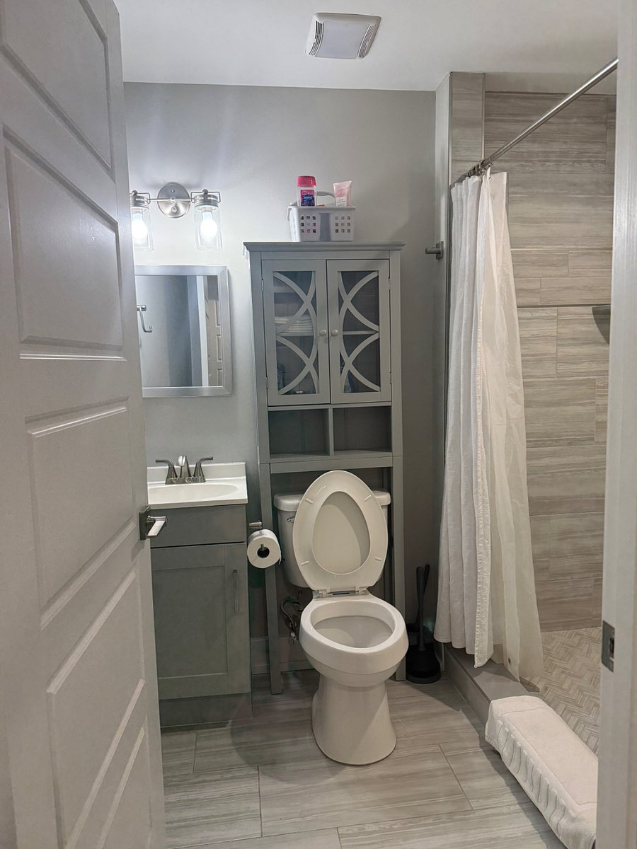 Ground room private bathroom