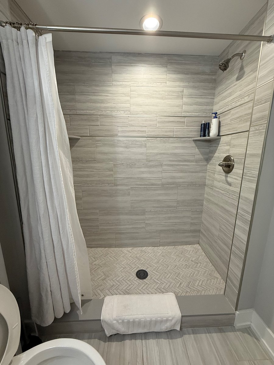 Ground room private bathroom