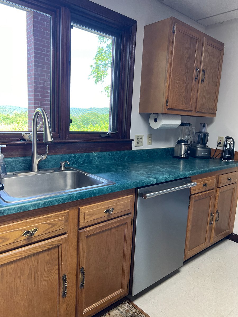 Fully equipped kitchen with dishwasher.