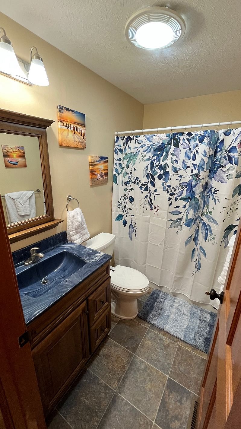 Main bathroom with privacy lock.