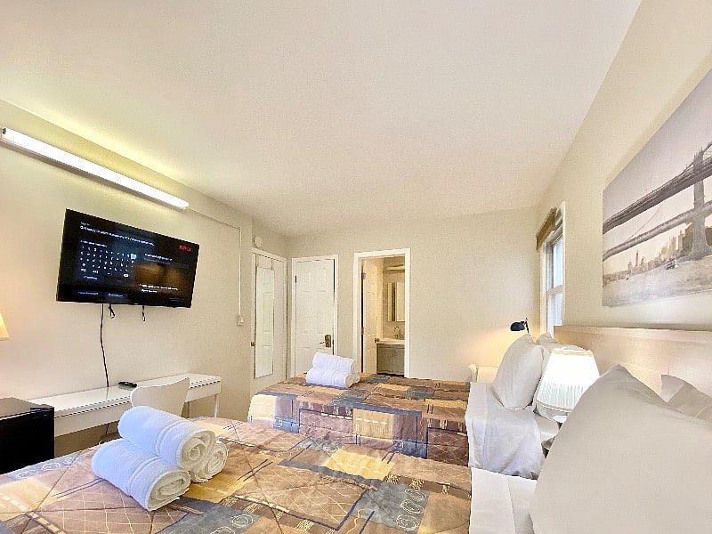 829-1B,2D, $1600/month, Bigger bedroom with 2 twin or 1 King bed, 2 working desk.