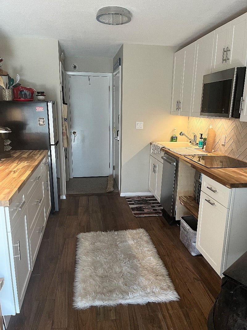 Spacious GAalley Kitchen with Brand New Appliances!