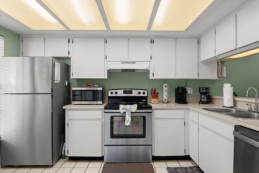 Full size kitchen for those declivous  meals...yum!