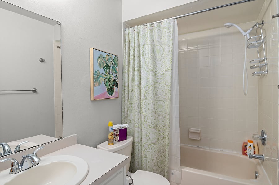 2nd full bathroom loaded with complimentary toiletries!
