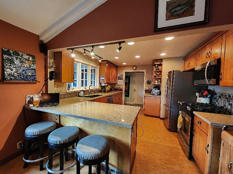 Kitchen - fully stocked with everything you might need. Gas range/electric oven, toaster oven/air fryer, coffee maker, espresso maker, food processor, Vitamix Blender, Reverse Osmosis Water Filter, Juicer, Mixer, Instant Pot, etc.