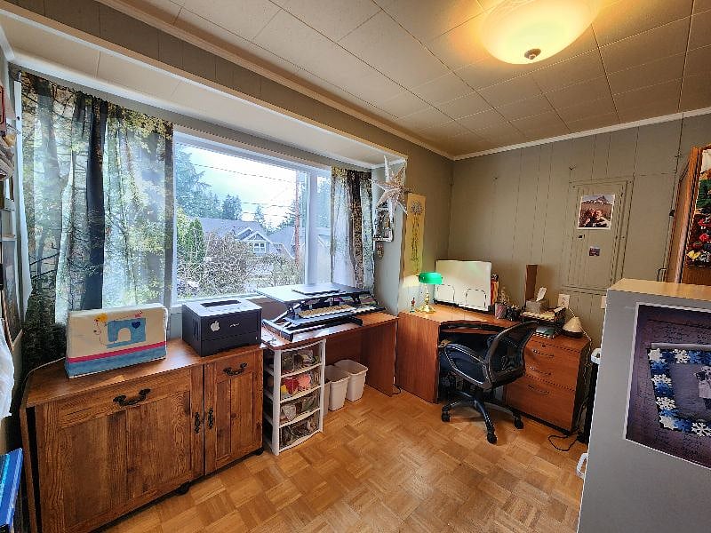 Office overlooking front yard. Printer available for your use.
