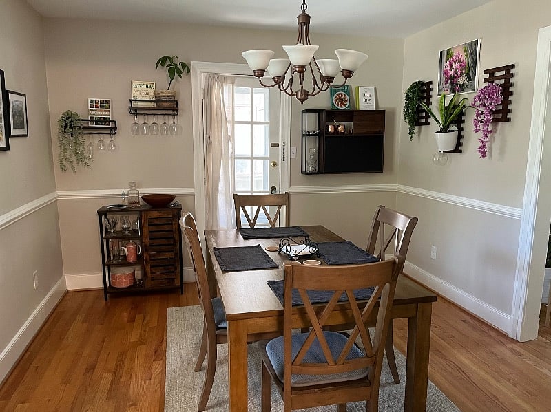 dining room - can fit 6 people 