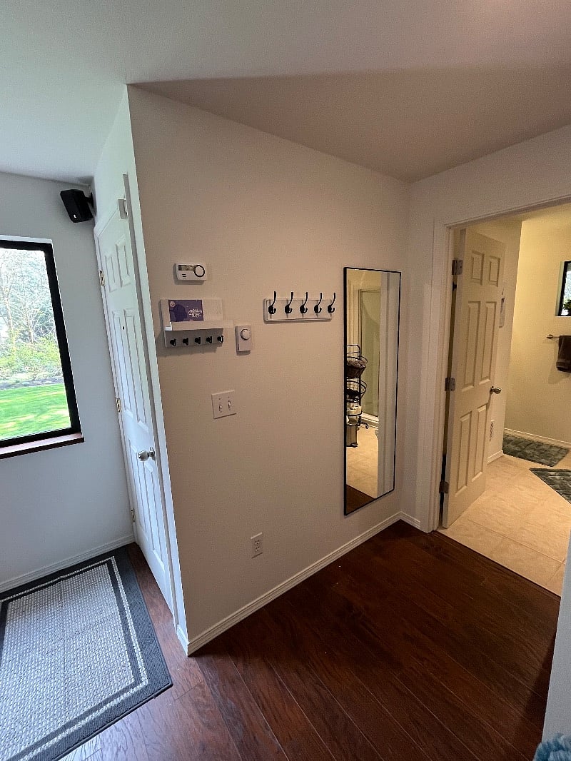 Entrance with a key rack and coat hooks.