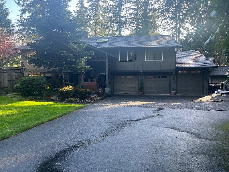 Owner's main house and your new driveway to the backyard and Country City Cottage.