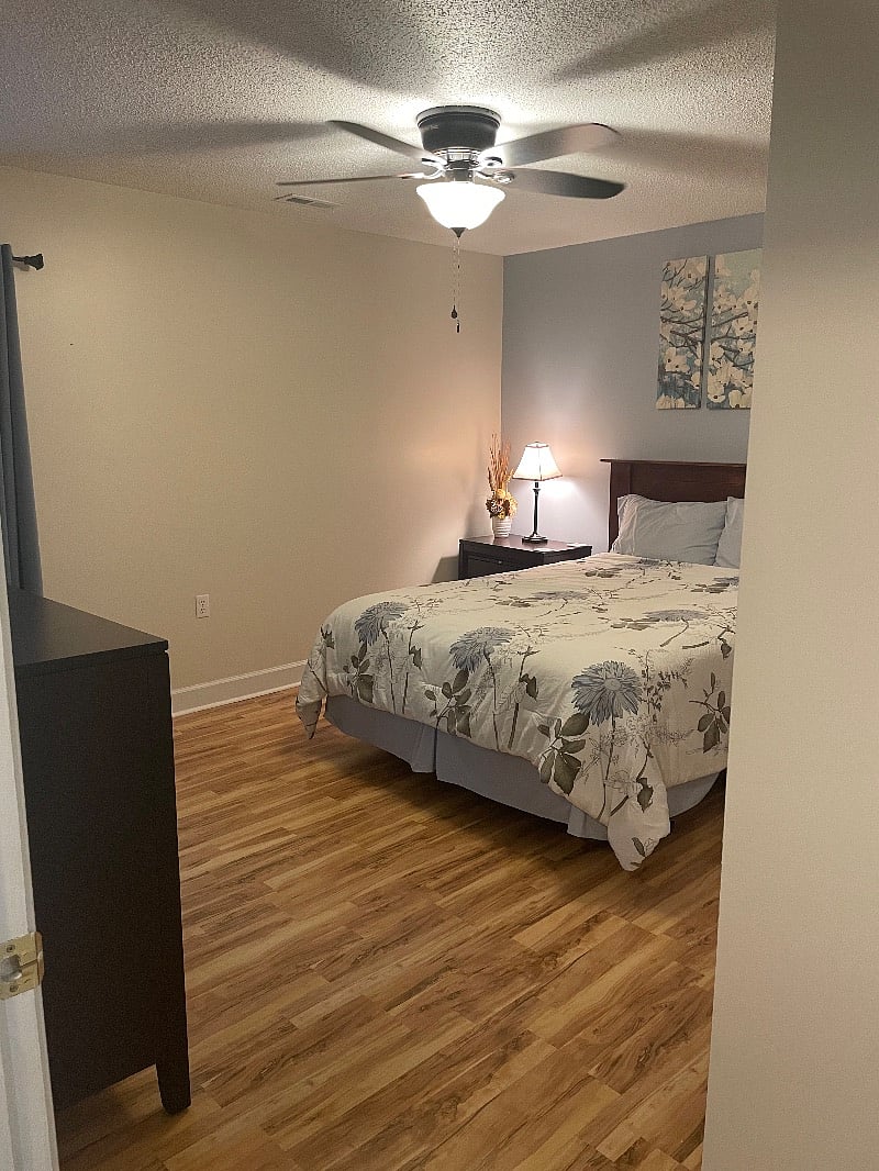 Second bedroom with a queen bed