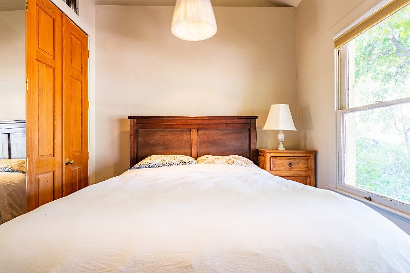 2nd bedroom with queen bed. D