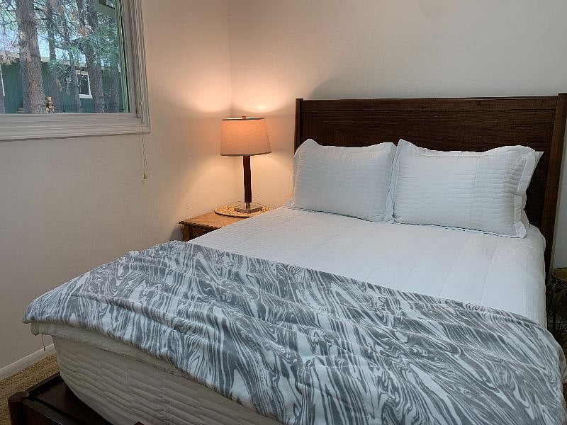 Queen bed, four pillows on all beds, new soft bedding and high end extremely comfortable mattresses.