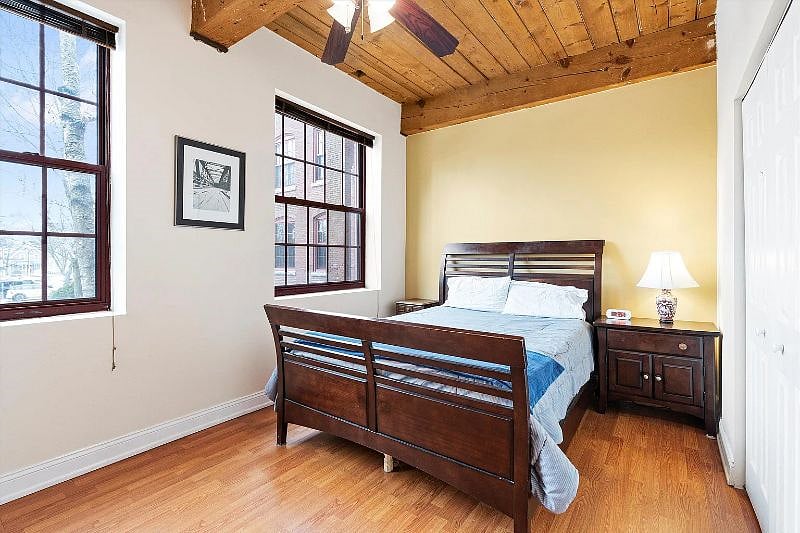 Master bedroom, queen bed