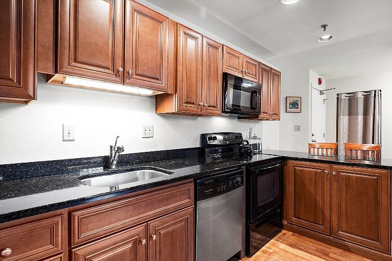 Full kitchen