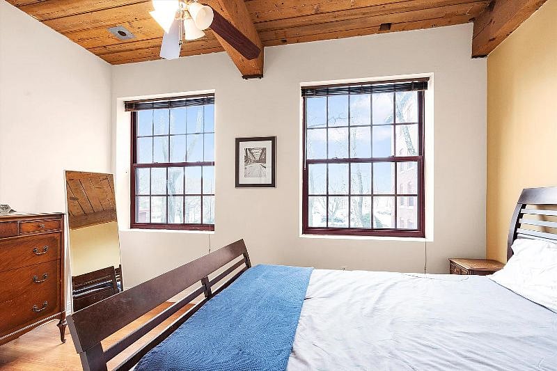 Master bedroom, queen bed
