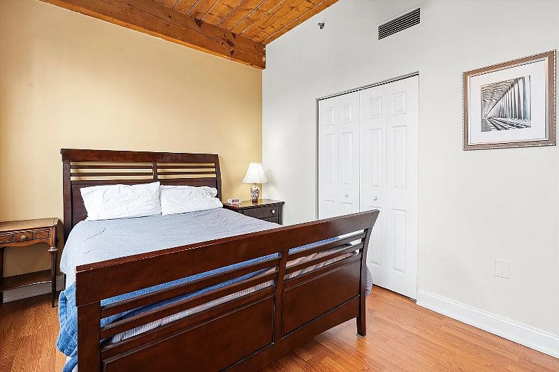 Master bedroom, queen bed
