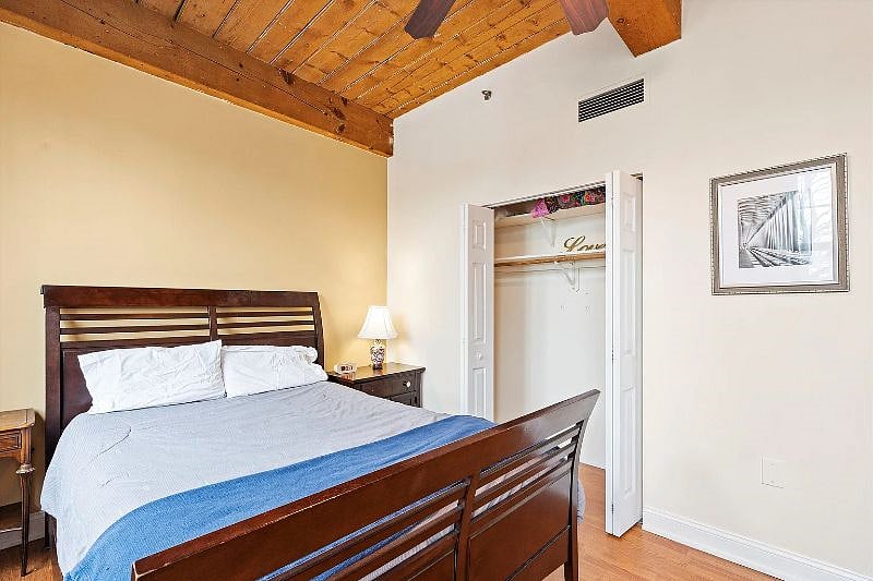 Master bedroom, queen bed