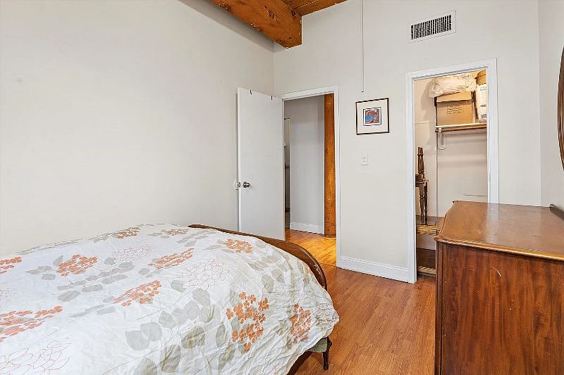 Smaller bedroom, full bed