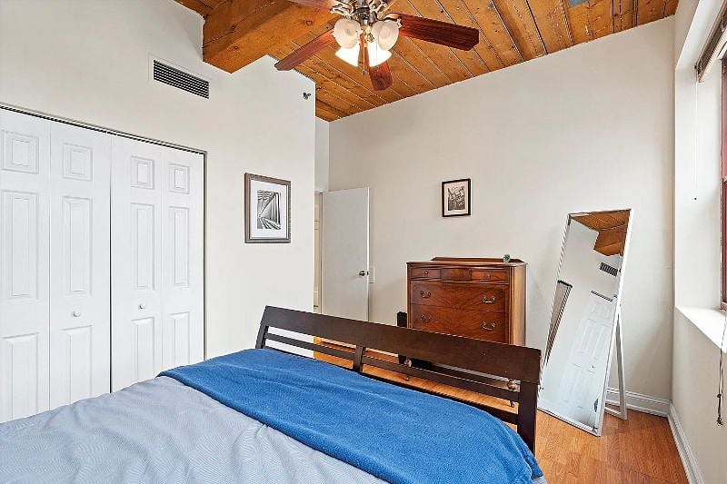Master bedroom, queen bed