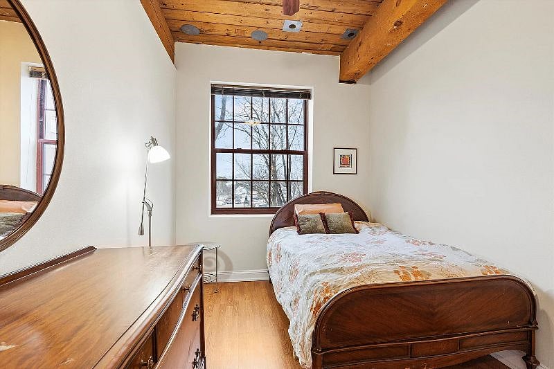 Smaller bedroom, full bed