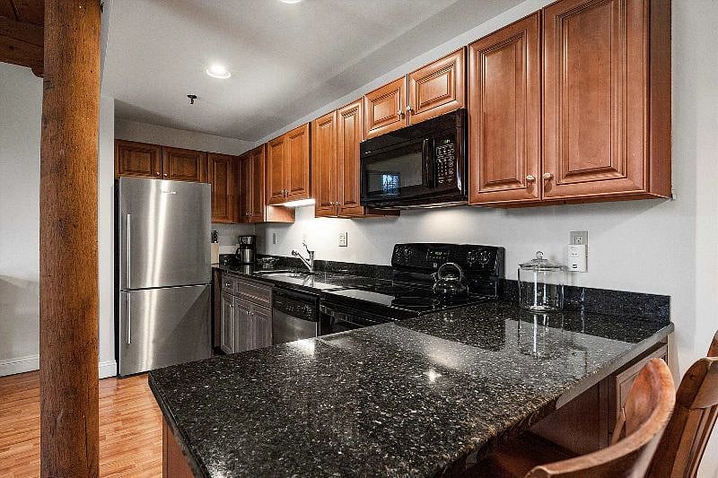 Breakfast bar and full kitchen