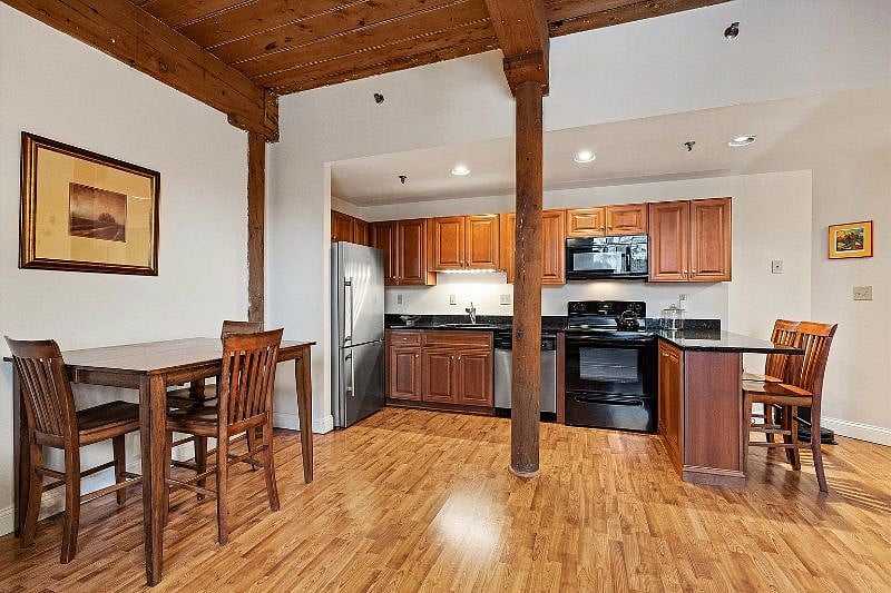 Dining area and full kitchen