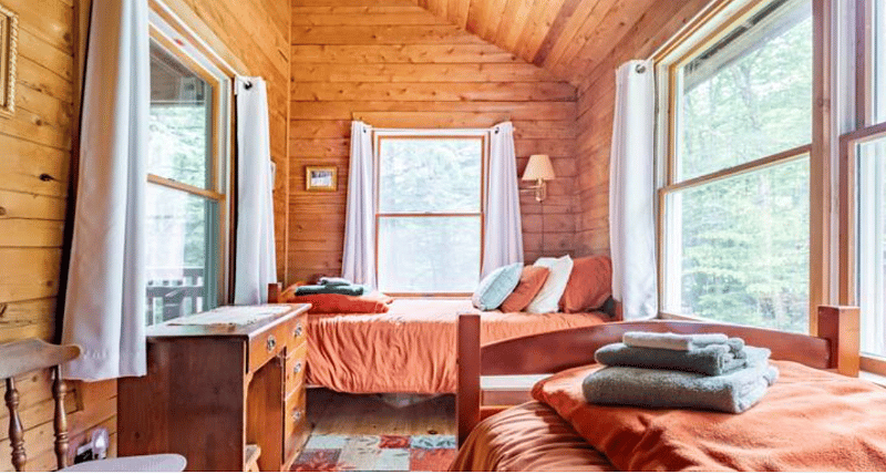 Smaller bedroom with 2 twin beds