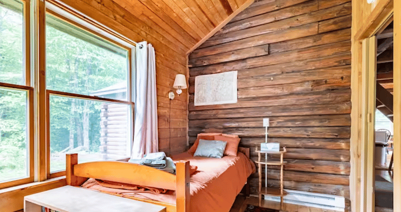 Twin bed in smaller bedroom