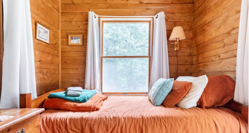 Twin bed in smaller bedroom