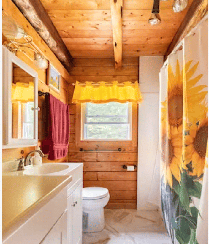 Full bathroom with tub. Towels provided.