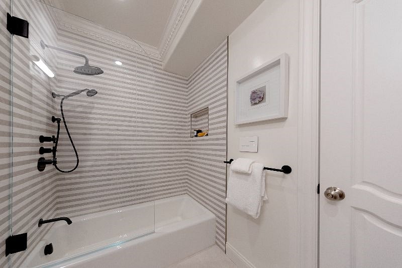 2nd bathroom has tub/shower