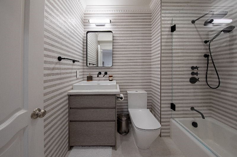 2nd bathroom has tub/shower