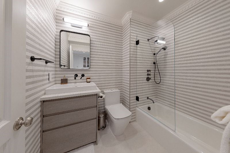 2nd bathroom has tub/shower