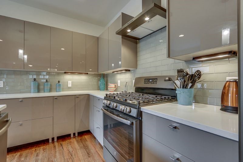 6 Burner Gas range. Kitchen fully stocked withe everything you need. 
