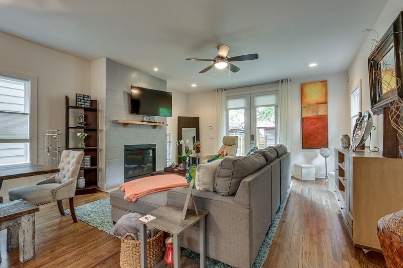 Large wide open living area. Combined Dining area and Living room. 