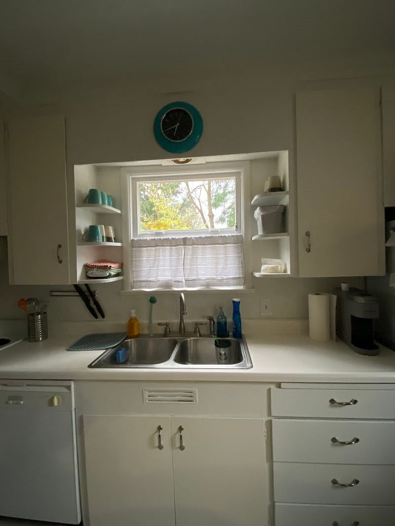 Kitchen sink and dishwasher for your dish-washing needs.