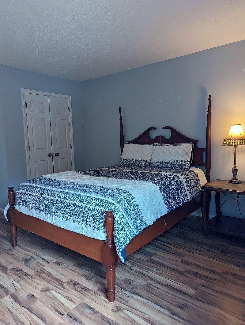 Warm flannel sheets for cold winter months, and cooling 800 TC sheets for hot summer months.