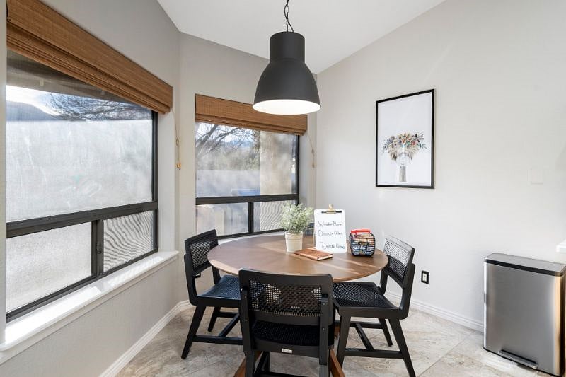 Kitchen Nook with seating for 4