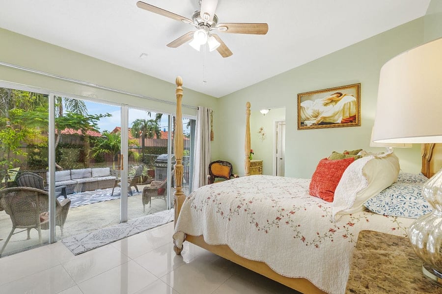 Queen bed with confortable mattress.