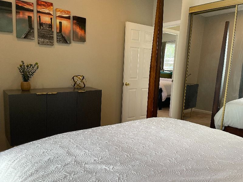 2nd bdrm with queen bed