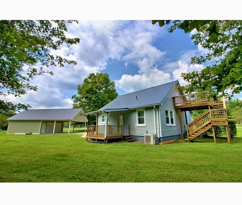 2nd story deck is unit B entrance