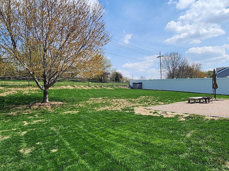 Big back yard , perfect for pets!