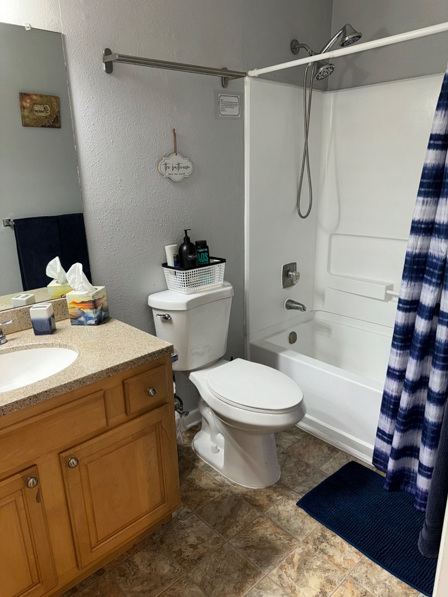 In-suite master bath (tub/shower)