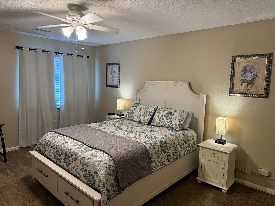 2nd bedroom - Queen sized bed, walk in closet.  