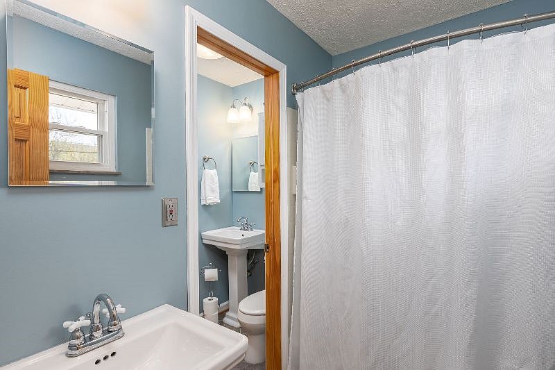 Full size bathroom with combined tub/shower.  Also has access to half bath that is off main hallway.