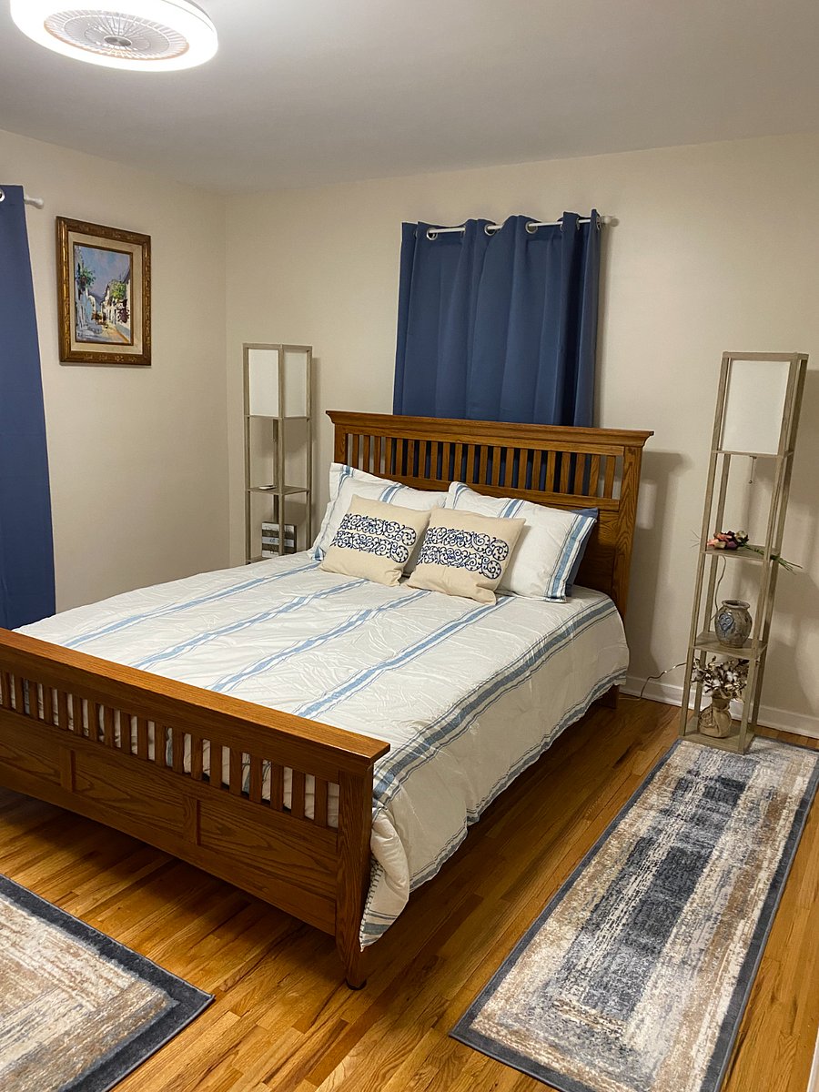 Queen bed.  Linens included.